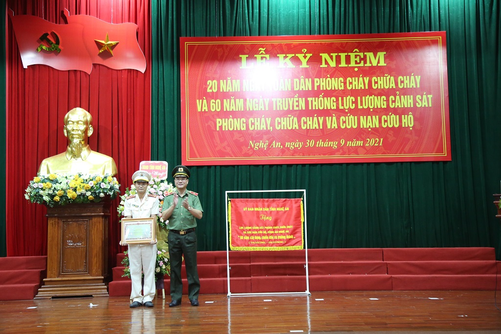 Thừa uỷ quyền, đồng chí Thiếu tướng Phạm Thế Tùng, Giám đốc Công an tỉnh trao tặng Bằng khen của Bộ trưởng Bộ Công an cho Đội Cảnh sát PCCC&CNCH số 4 về thành tích xuất sắc trong đợt thi đua đặc biệt