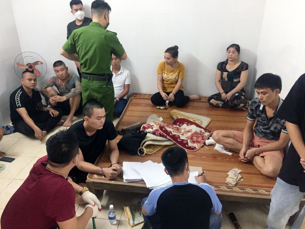 Lực lượng Công an đột kích bắt quả tang các đối tượng đánh bạc tại trại gà của Nguyễn Văn Đồng, thuộc xóm 6, xã Tràng Sơn, huyện Đô Lương