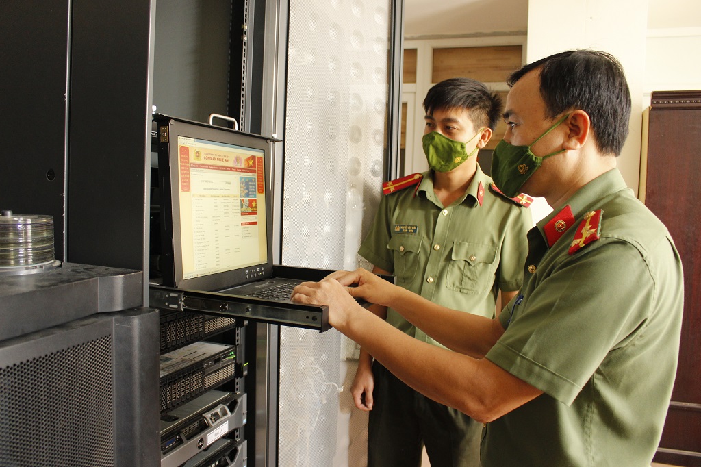 Kiểm tra hệ thống máy chủ tại Trung tâm mạng của Công an tỉnh