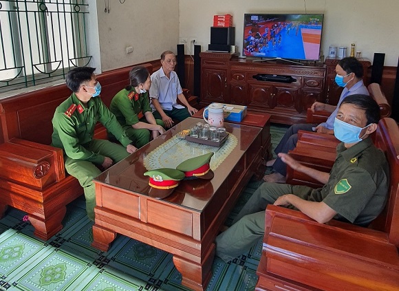 Công an xã Nghi Thịnh đến nhà để thăm hỏi, động viên sức khỏe anh Sơn 
