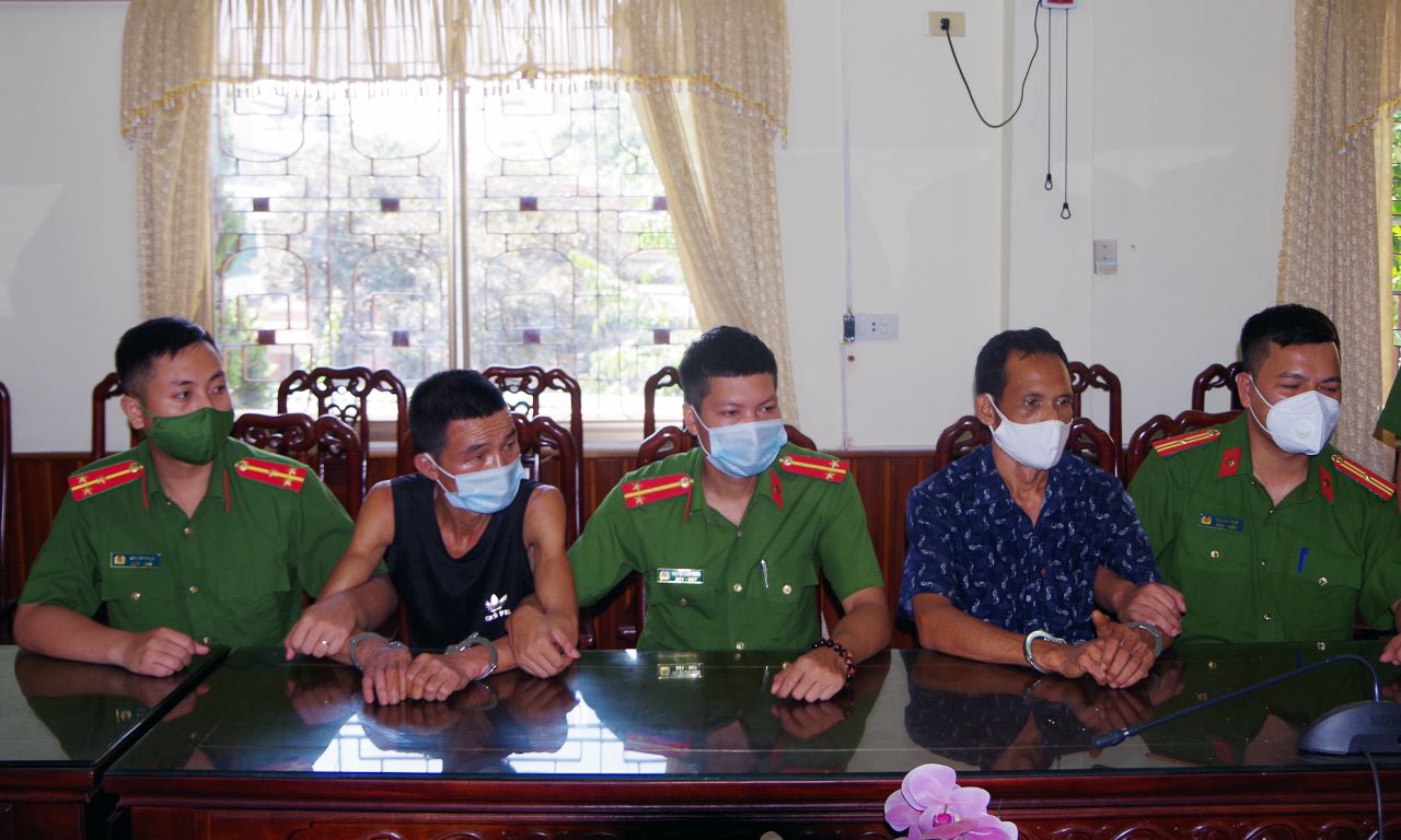 Hai đối tượng tại cơ quan Công an huyện Thanh Chương