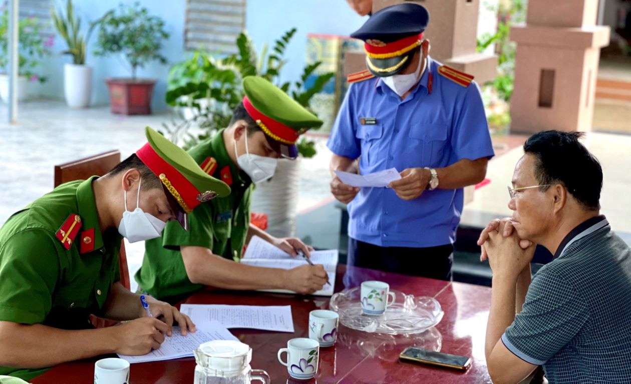 Cơ quan chức năng hoàn thiện các biên bản tống đạt trước sự chứng kiến của bị can 