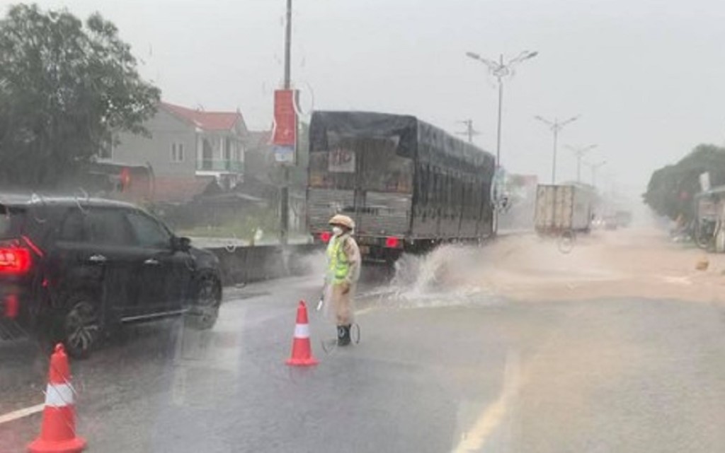 Trạm Cảnh sát giao thông Diễn Châu bố trí lực lượng để kịp thời phân luồng cho các phương tiện giao thông, tránh ùn tắc