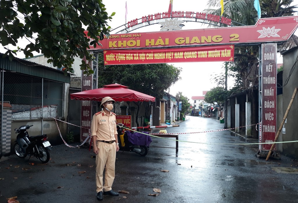 Công an thị xã Cửa Lò tuần tra, xử lý vi phạm theo Chỉ thị 16 trên địa bàn