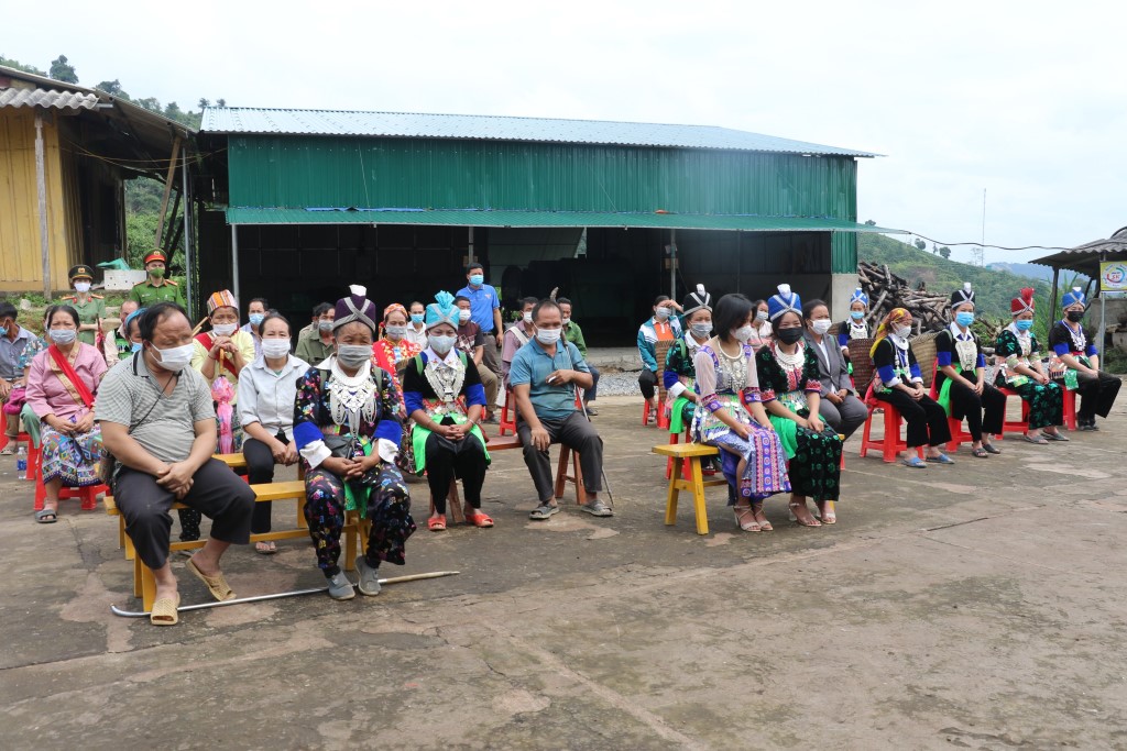 Đồng chí Đại tá Lê Văn Thái, Phó Giám đốc Công an tỉnh phát biểu tại Lễ khai trương Cửa hàng tạp hóa vì cộng đồng