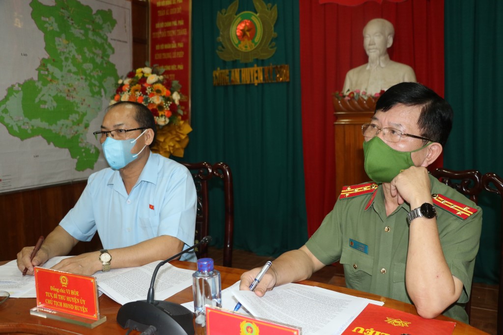 Đồng chí Đại tá Lê Văn Thái, Phó Giám đốc Công an tỉnh và đồng chí Vi Hòe, Bí thư Huyện ủy Kỳ Sơn chủ trì buổi làm việc
