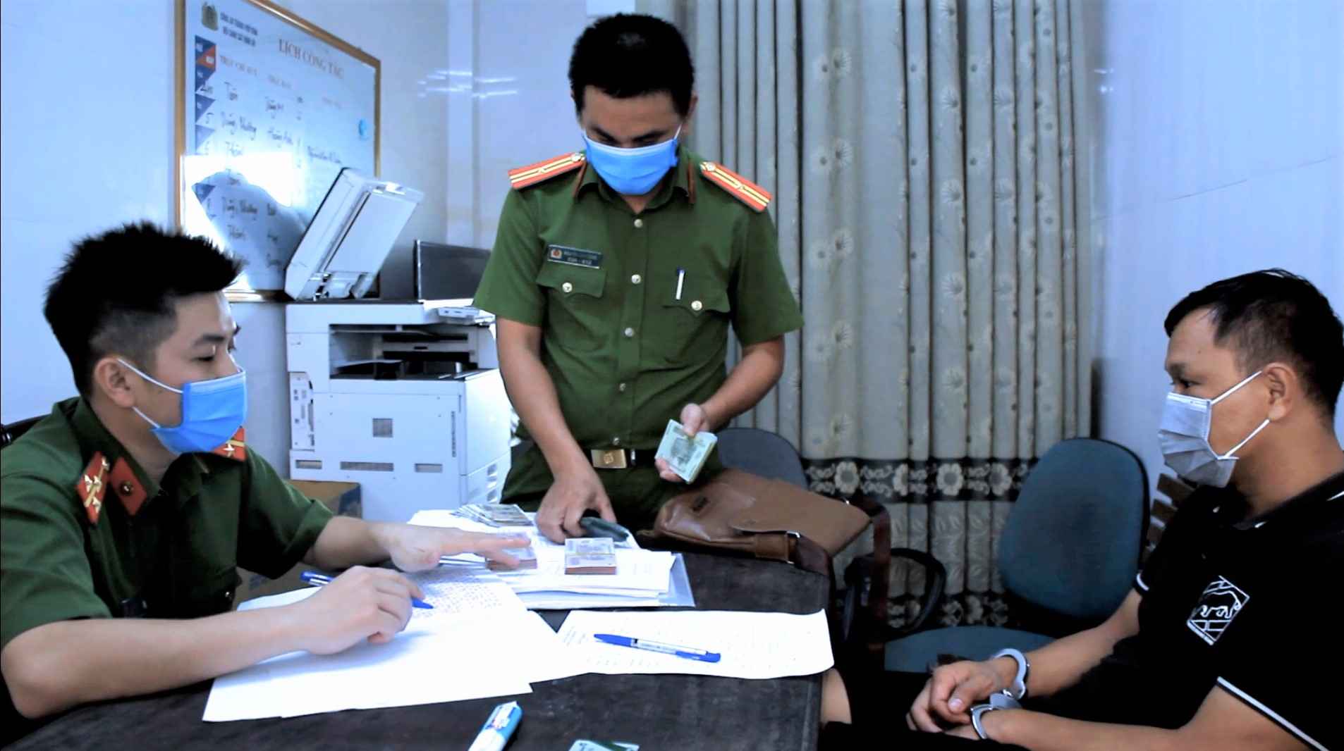 Niêm phong tang vật và lấy lời khai đối tượng