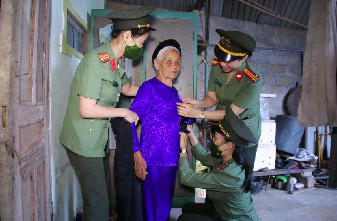 Hoạt động Áo mới tặng Mẹ được các cấp hội phụ nữ Công an Nghệ An duy trì thường xuyên