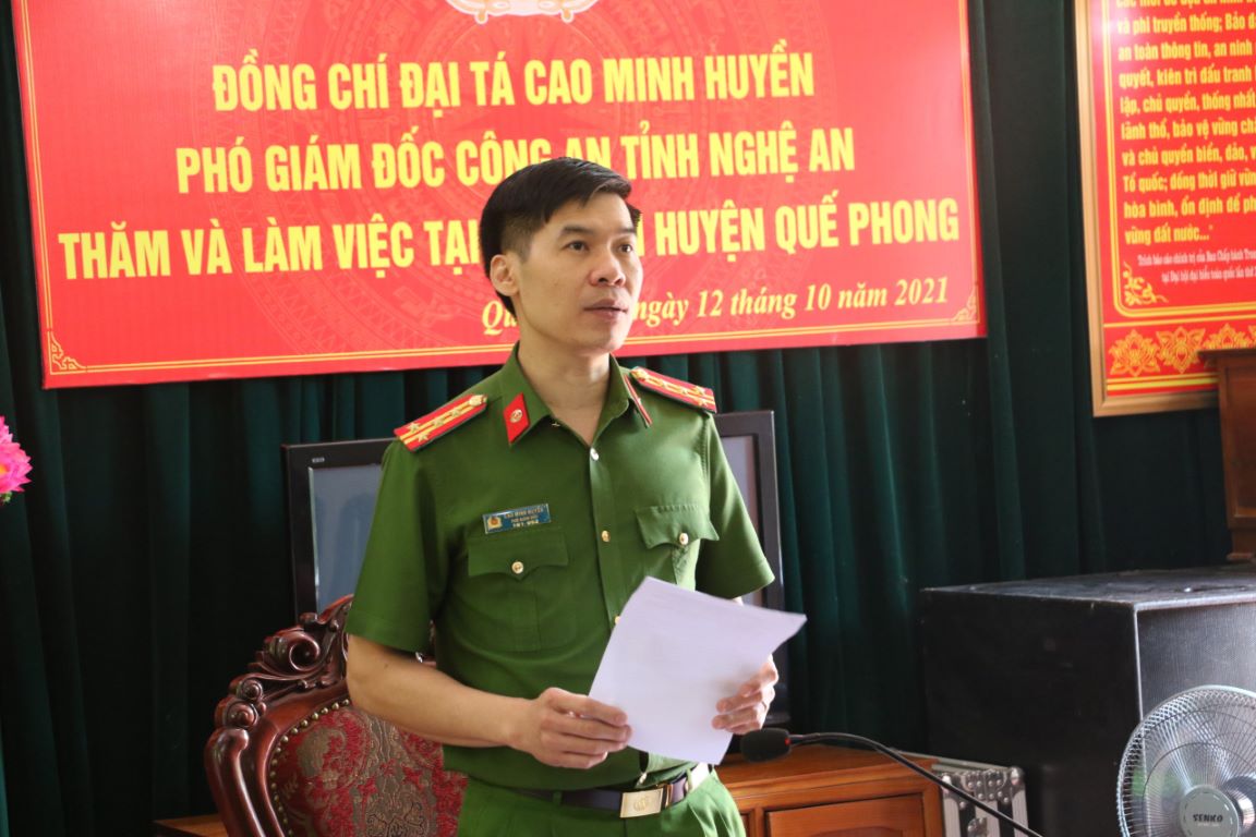 Đại tá Cao Minh Huyền - Phó Giám đốc Công an Nghệ An phát biểu trong buổi làm việc với Công an huyện Quế Phong