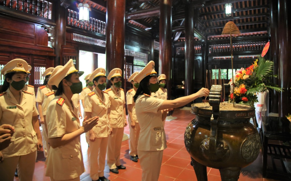 Các đại biểu dâng hương lên anh linh Chủ tịch Hồ Chí Minh