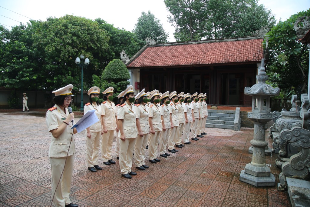 Đoàn đại biểu làm lễ báo công lên anh linh Cố Bộ trưởng Trần Quốc Hoàn