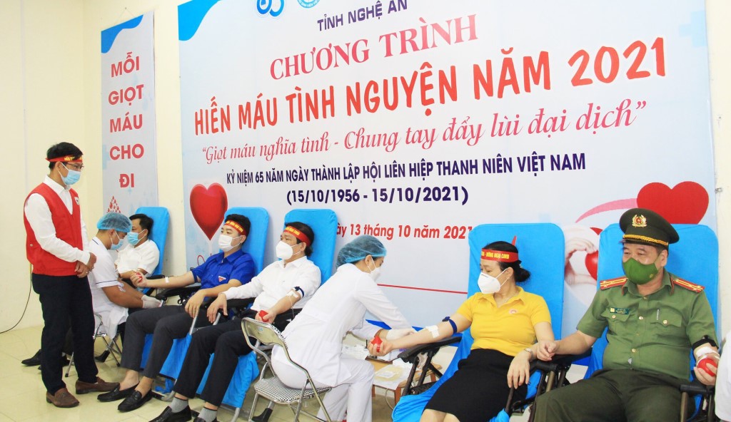 Đại diện Thường trực Tỉnh đoàn, Ban Dân vận Tỉnh ủy, Ủy ban MTTQ tỉnh, Công an tỉnh Nghệ An và Hội Chữ thập đỏ tỉnh tham gia hiến máu tại ngày hội