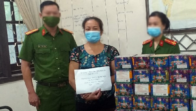 Đối tượng Nguyễn Thị Thuận và tang vật tại cơ quan Công an