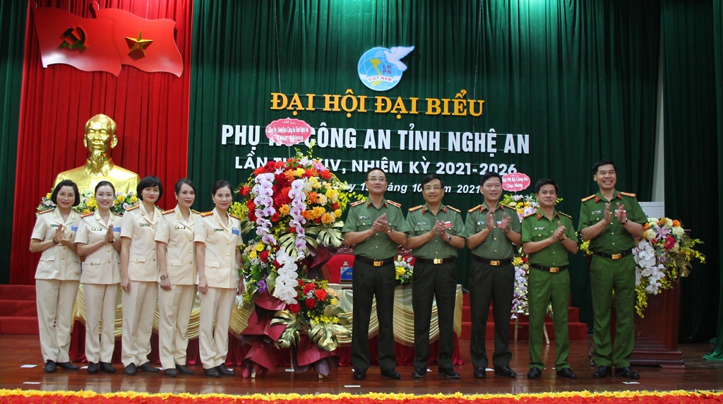 Thiếu tướng Phạm Thế Tùng, Ủy viên Ban Thường vụ Tỉnh ủy, Bí thư Đảng ủy, Giám đốc Công an tỉnh; Các đồng chí Phó Giám đốc Công an tỉnh tặng hoa chúc mừng Đại hội