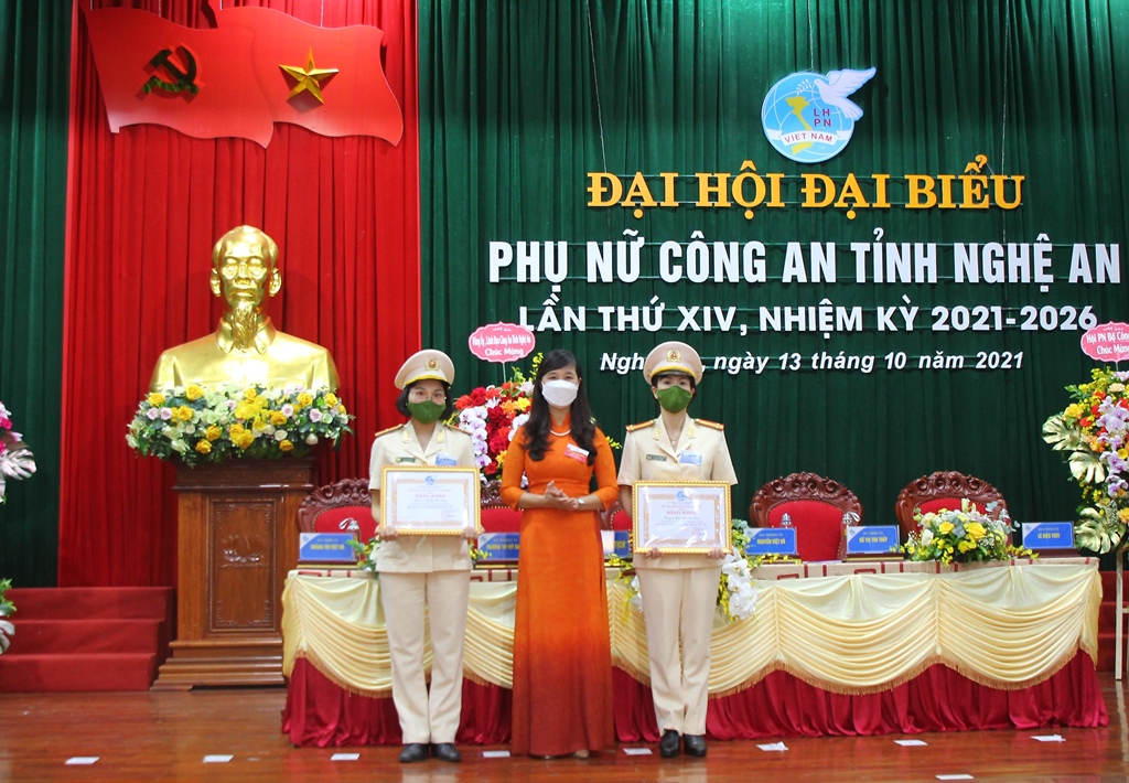 Tặng Bằng khen cho 2 cá nhân có thành tích xuất sắc