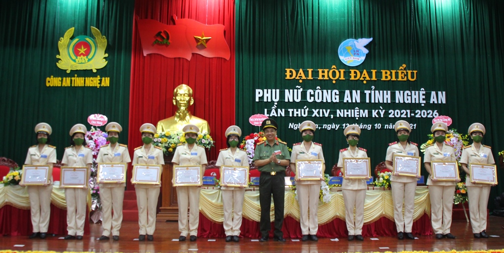 Tặng giấy khen cho các tập thể, cá nhân có thành tích xuất sắc