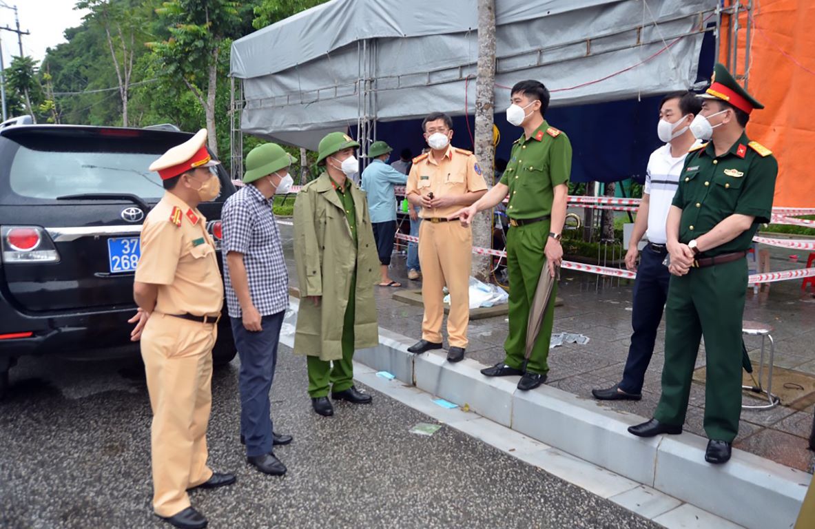 Đại tá Cao Minh Huyền, Phó Giám đốc Công an tỉnh chỉ đạo công tác đảm bảo an ninh trật tự và dẫn đoàn cho công dân từ miền Nam hồi hương. Ảnh: Trọng Tuấn