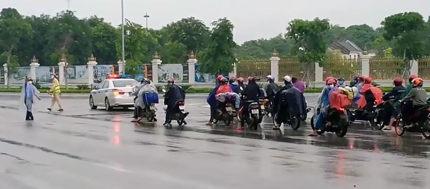 Công an Nghệ An dẫn đường cho một đoàn xe từ miền Nam hồi hương qua địa bàn Nghệ An 