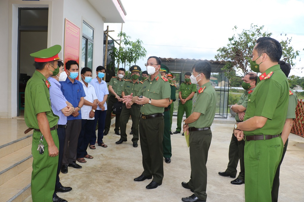 Đồng chí Thiếu tướng Phạm Thế Tùng, Giám đốc Công an tỉnh trao đổi với cấp ủy, chính quyền huyện Thanh Chương và xã Thanh Thủy trong chuyến làm việc gần đây