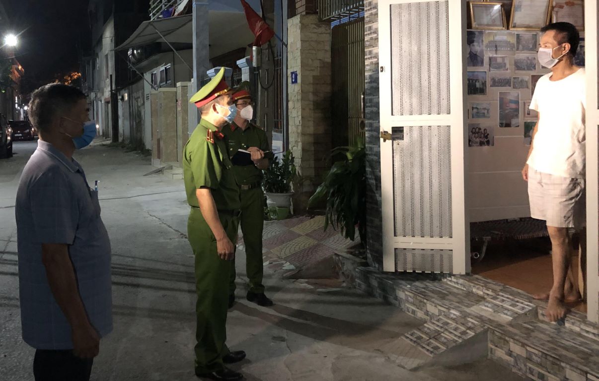 Công an phường Cửa Nam - thành phố Vinh đi từng ngõ, gõ từng nhà trong công tác truy vết dịch Covid-19. Ảnh: Bình Minh