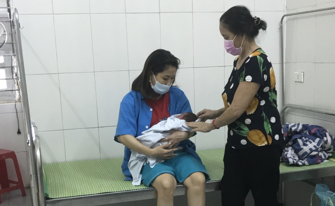 Nhờ sự hỗ trợ của tổ công tác trực chốt trong đó có Trung uý Nguyễn Mạnh Hoàng, sản phụ Hiền đã “vượt cạn” thành công