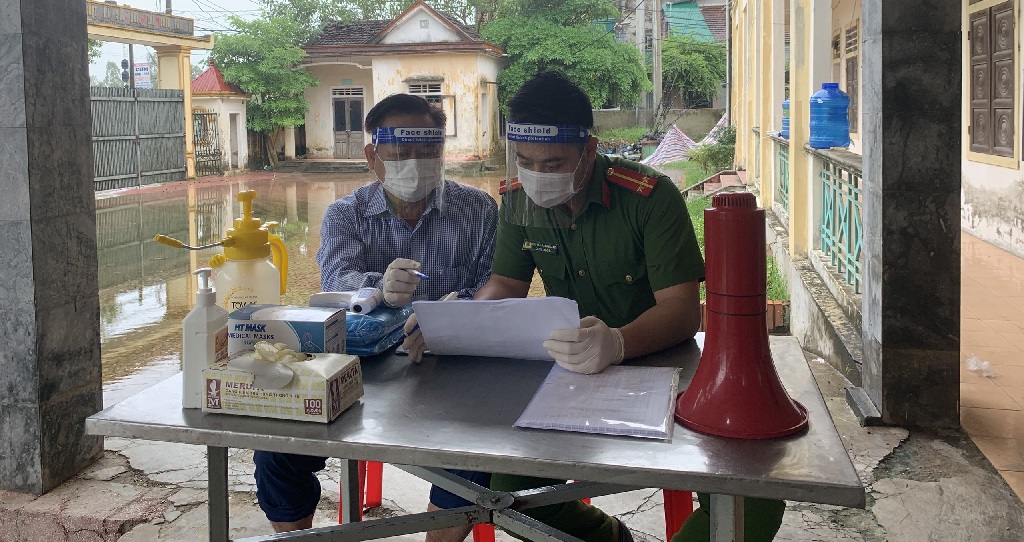 Trung uý Nguyễn Mạnh Hoàng (phải) làm nhiệm vụ tại khu cách ly