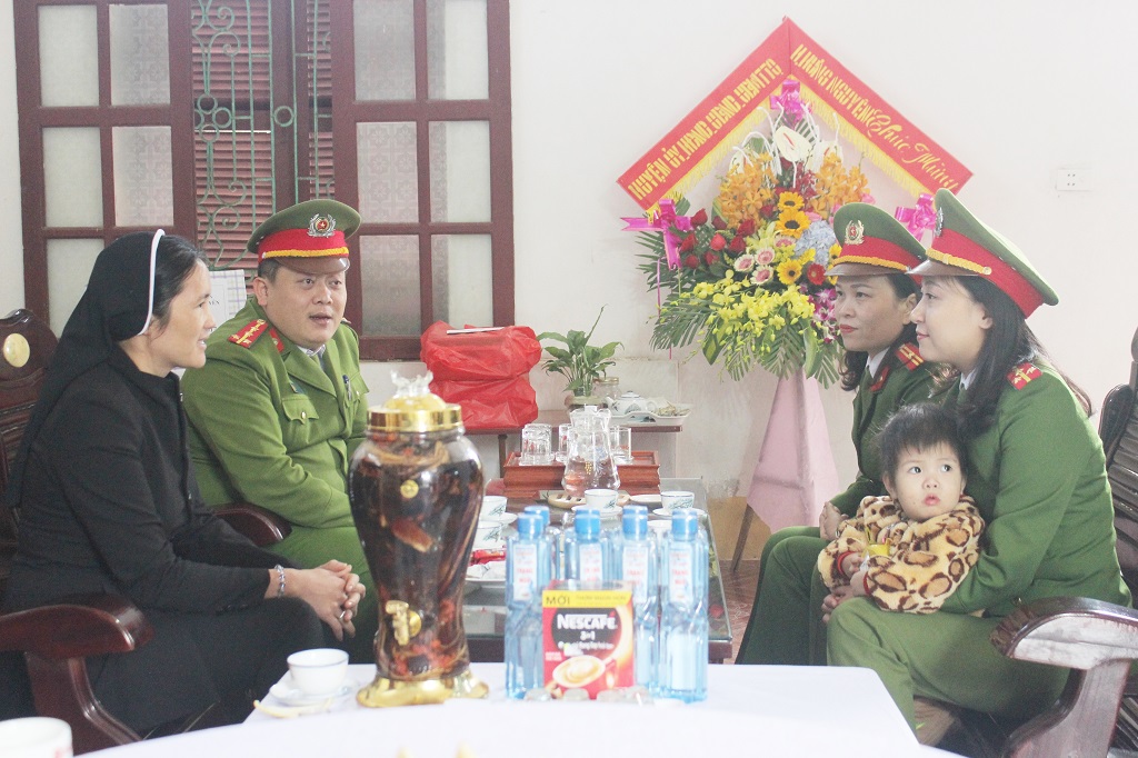 Công an huyện Hưng Nguyên thăm hỏi các nữ tu của Tu viện Trang Nứa (xã Hưng Yên Bắc, huyện Hưng Nguyên) nhân dịp lễ Noel - Ảnh tư liệu