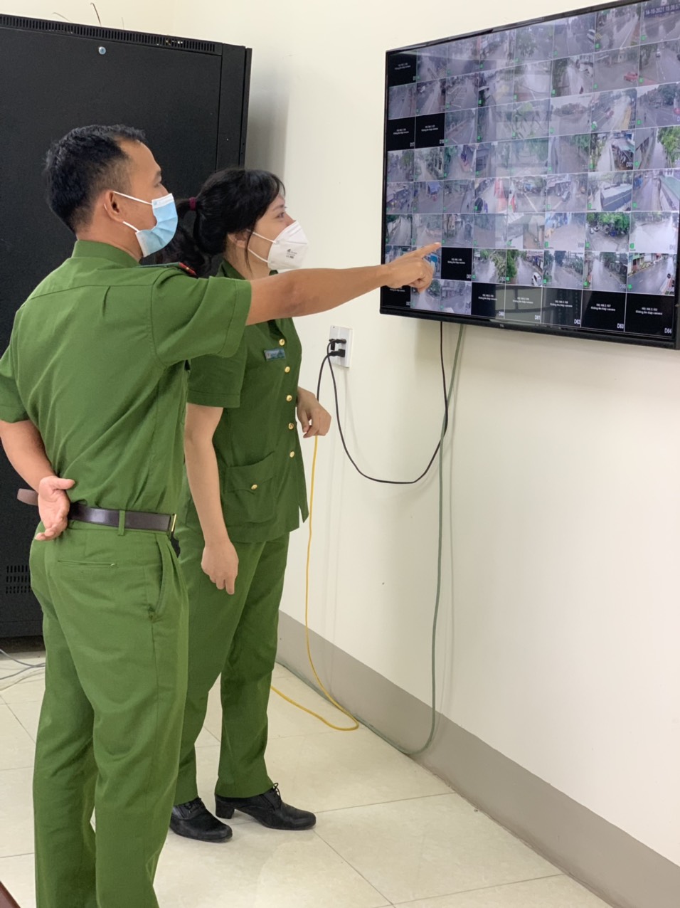 Công an phường Hòa Hiếu giám sát địa bàn thông qua camera an ninh