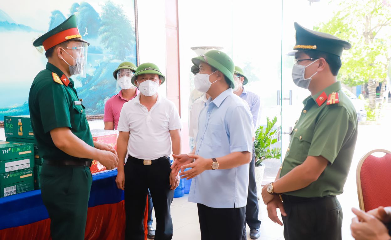Đồng chí Thái Thanh Quý - Ủy viên Ban Chấp hành Trung ương Đảng - Bí thư Tỉnh ủy - Chủ tịch HĐND tỉnh Nghệ An kiểm tra, thăm hỏi lực lượng làm nhiệm vụ tại khu cách li. Ảnh: Thành Duy