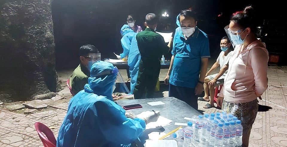 Tiến sĩ Dương Đình Chỉnh - Giám đốc Sở Y tế Nghệ An kiểm tra tại một điểm lấy mẫu test nhanh Covid-19 giữa đêm khuya. Ảnh: Trung Thành