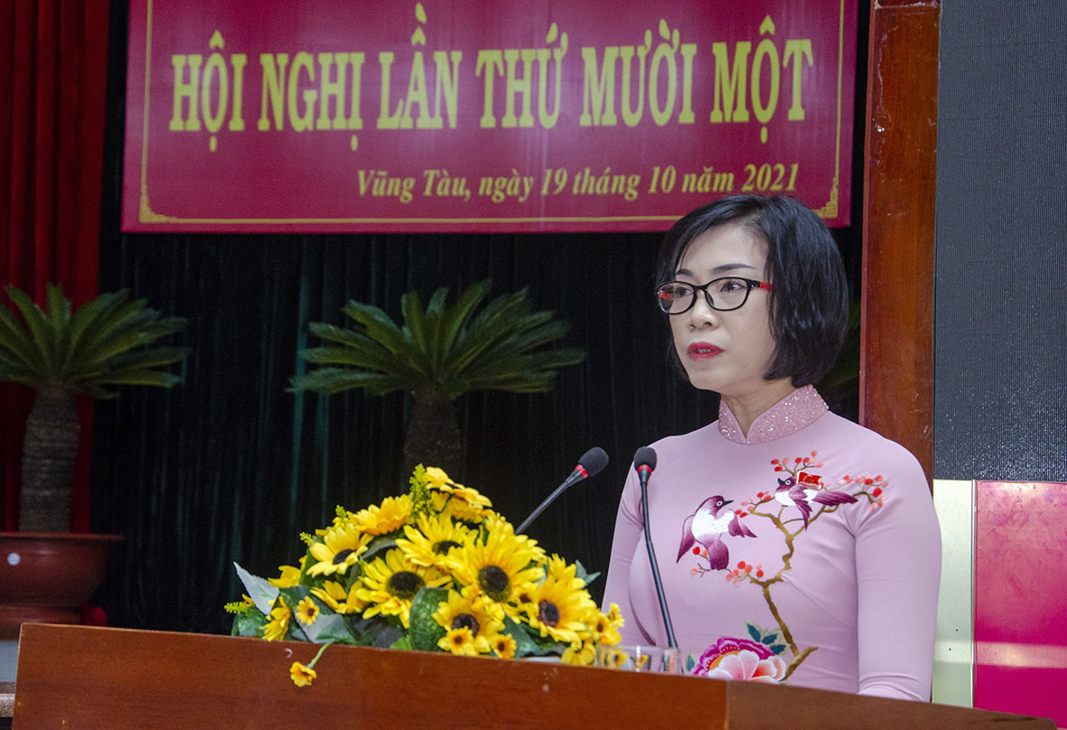 Bà Lê Thị Thanh Bình, Phó Bí thư Thường trực Thành ủy, Chủ tịch HĐND TP.Vũng Tàu báo cáo tình hình thực hiện nhiệm vụ phát triển kinh tế-xã hội, quốc phòng-an ninh, công tác xây dựng Đảng 9 tháng đầu năm và triển khai phương hướng, nhiệm vụ 3 tháng cuối năm 2021.