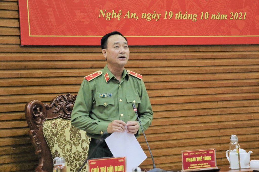 Đồng chí Thiếu tướng Phạm Thế Tùng, Ủy viên Ban Thường vụ Tỉnh ủy, Bí thư Đảng ủy, Giám đốc Công an tỉnh Nghệ An đã báo cáo tình hình, kết quả về xây dựng Công an cấp huyện và xây dựng Công an xã, thị trấn chính quy trên địa bàn
