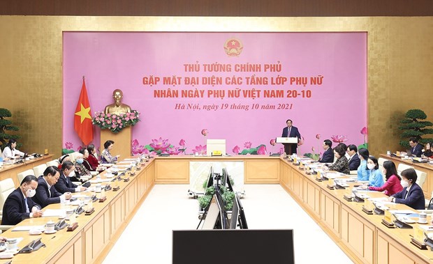 Thủ tướng Phạm Minh Chính gặp mặt các đại biểu phụ nữ tiêu biểu. Ảnh: TTXVN