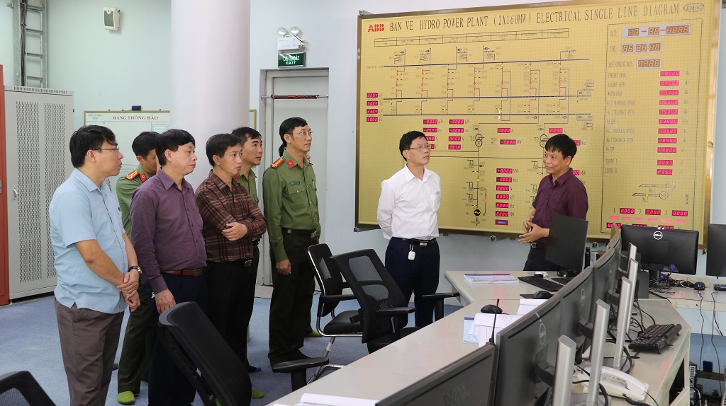Đại tá Lê Văn Thái, Phó Giám đốc Công an tỉnh cùng đoàn công tác tham quan công trình nhà máy Thủy điện Bản Vẽ