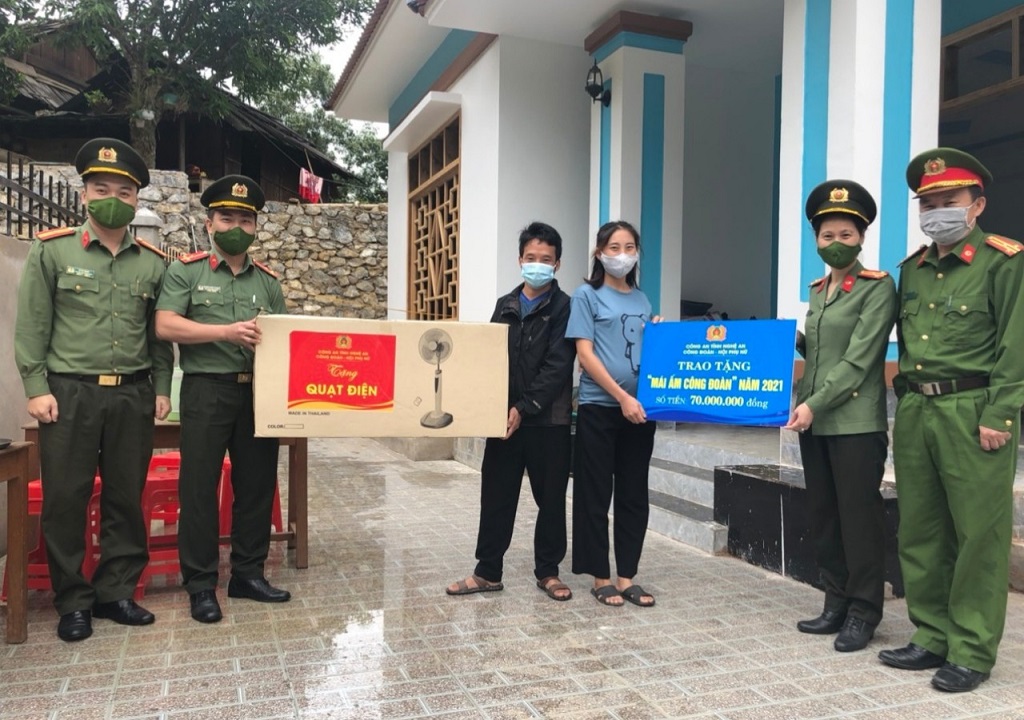 Đại diện Công đoàn, Hội Phụ nữ Công an tỉnh và Công an huyện Kỳ Sơn trao quà cho gia đình đồng chí Và Y Bầu