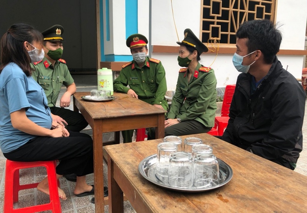 Đoàn công tác thăm hỏi, động viên gia đình 