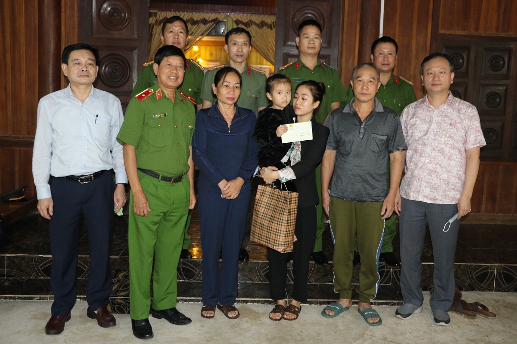 Thiếu tướng Vũ Hùng Vương cùng đoàn công tác trao học bổng cho con gái của liệt sỹ Đại úy Sầm Quốc Nghĩa
