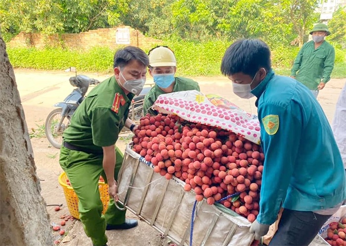 Công an xã tham gia hỗ trợ người dân trên địa bàn.