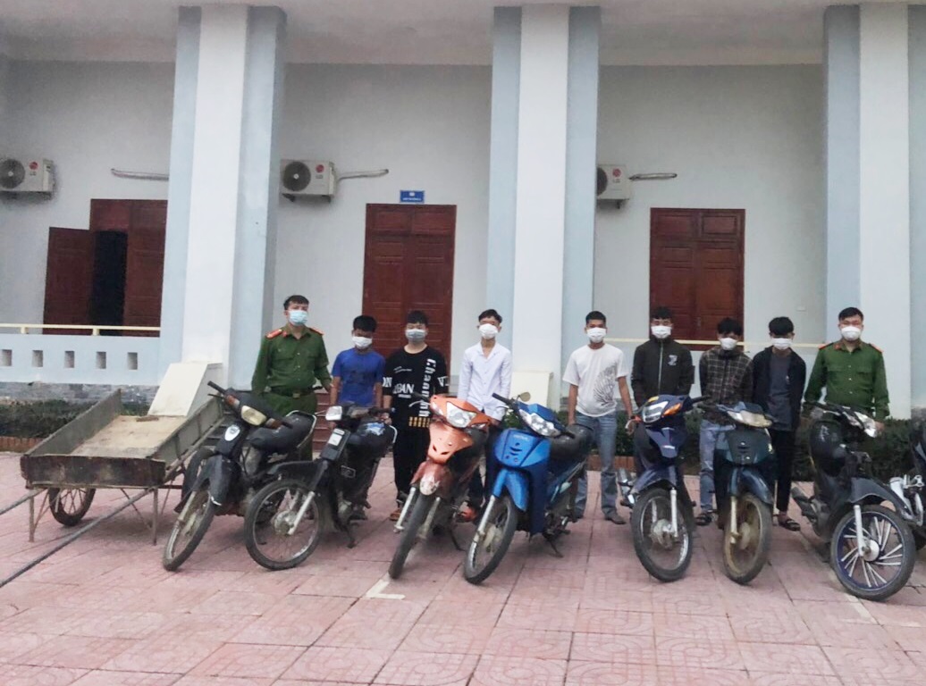07 đối tượng và tang vật tại cơ quan Công an