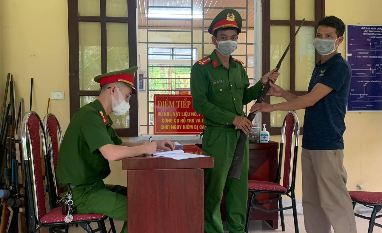 Tiếp nhận vũ khí từ người dân giao nộp