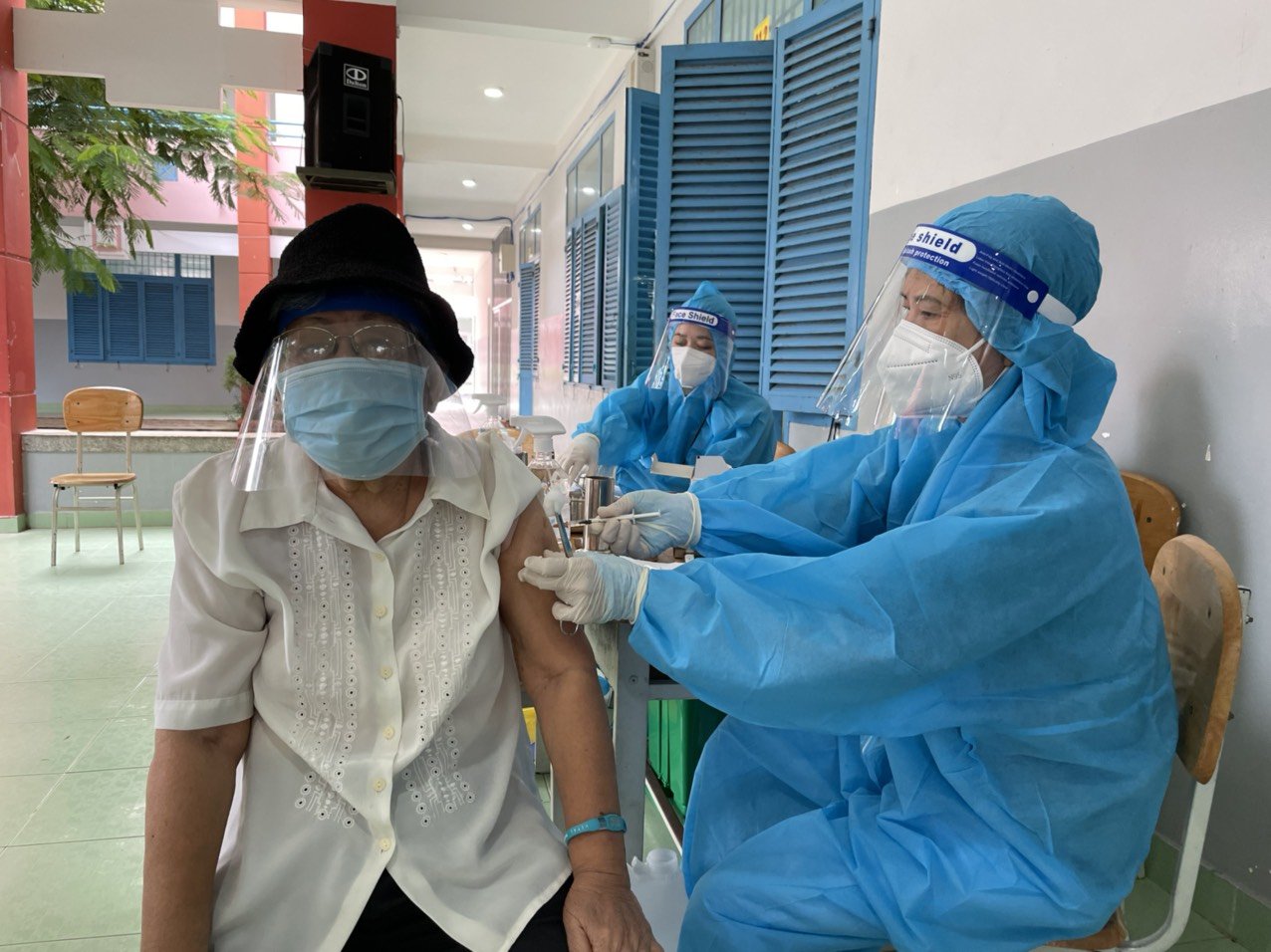 Người cao tuổi có bệnh lý nền được tiêm vắc xin phòng COVID-19 tại điểm Trường THCS Trần Phú (số 1, Nguyễn Thái Học, phường 7) sáng 27/10.