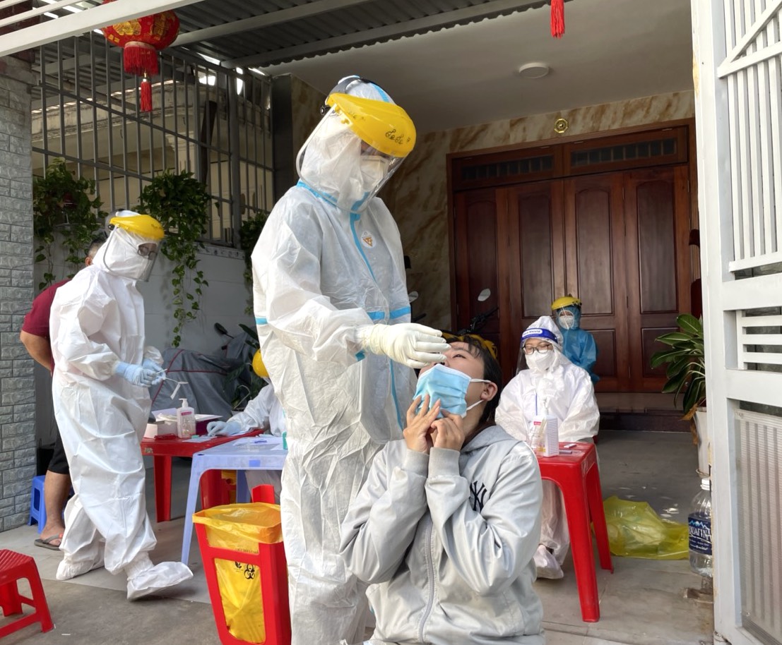 Nhân viên y tế lấy mẫu xét nghiệm COVID-19 cho người dân trong khu vực phong tỏa  tạm thời hẻm 116 Nam Kỳ Khởi Nghĩa, phường Thắng Tam, TP. Vũng Tàu.