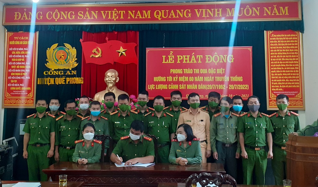 Ký cam kết phát động thi đua đặc biệt