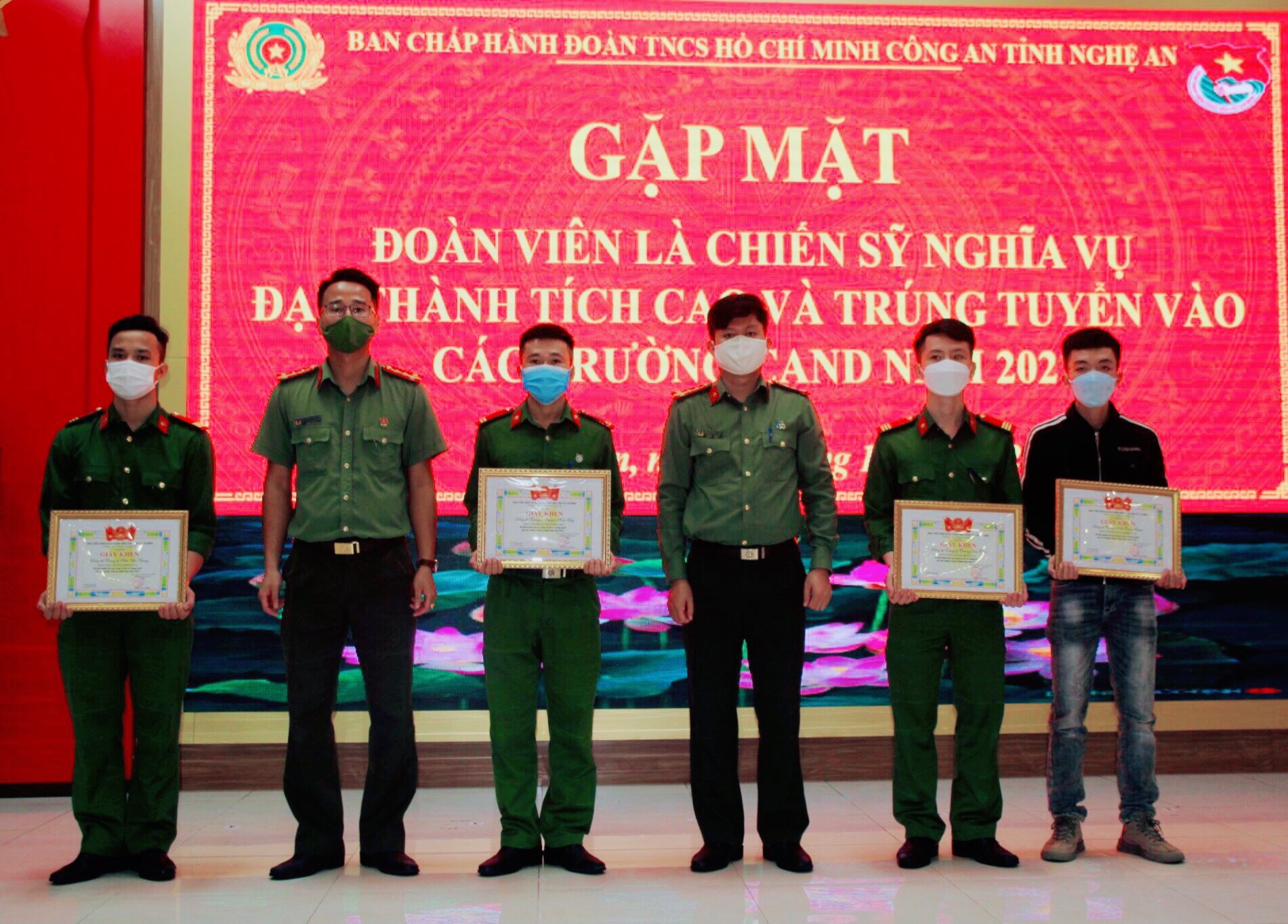 Đoàn Thanh niên Công an tỉnh trao Giấy khen cho các đồng chí trúng tuyển