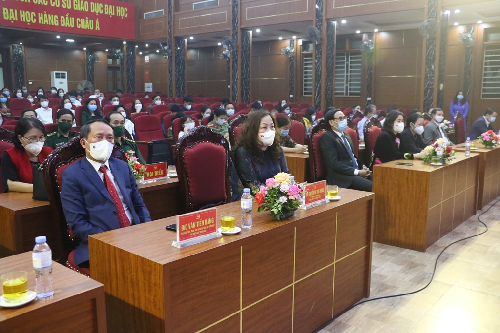 Các đại biểu và các báo cáo viên, tuyên truyền viên tại lễ bế mạc