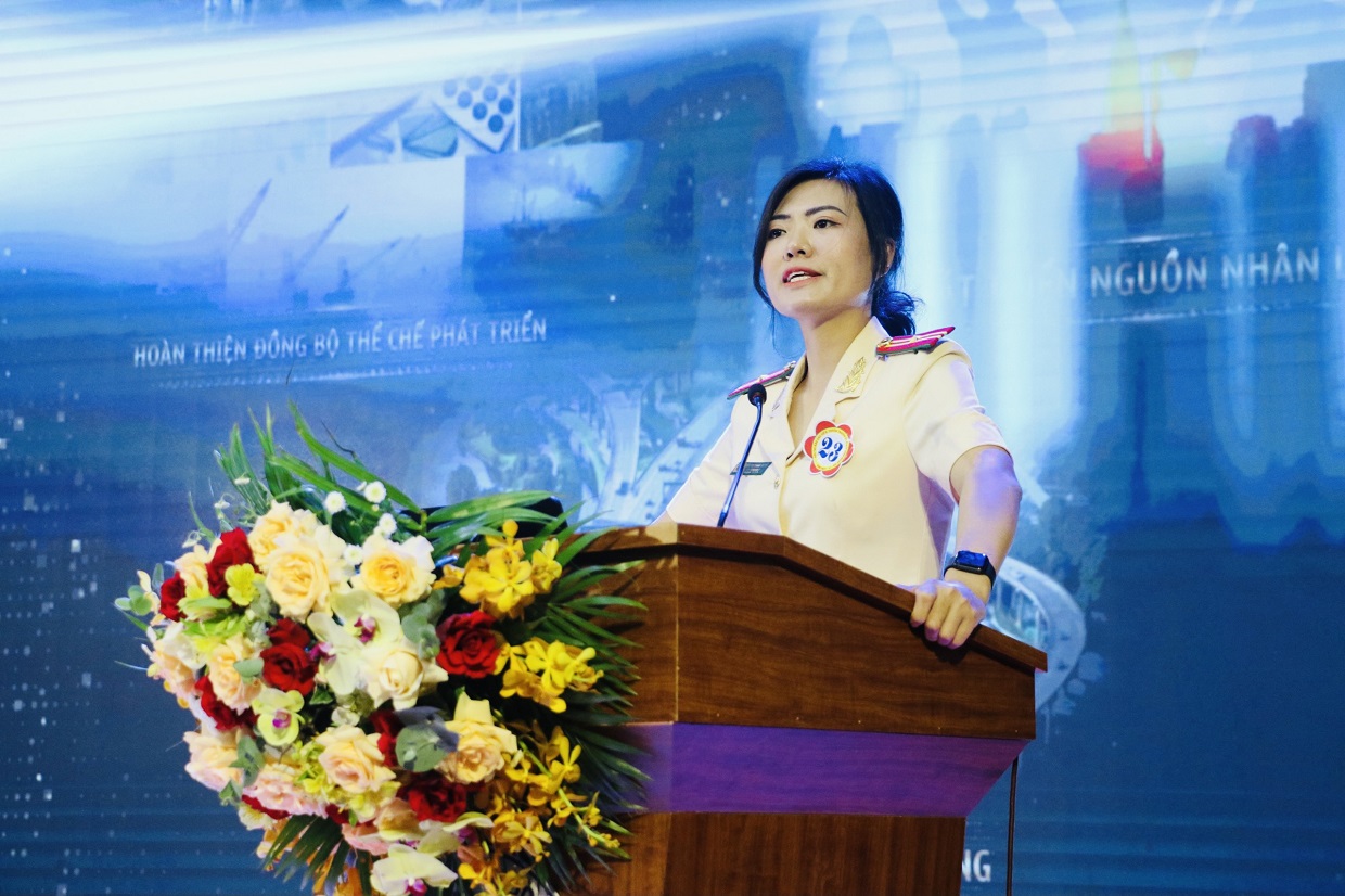 Thiếu tá Trần Thị Thanh Huyền - Ủy viên chuyên trách Ủy ban Kiểm tra Đảng ủy, báo cáo viên, tuyên truyền viên Đảng bộ Công an tỉnh Nghệ An với phần thi thuyết trình Chuyên đề “Khát vọng phát triển đất nước phồn vinh, hạnh phúc - Điểm nhấn của Đại hội lần thứ XIII của Đảng