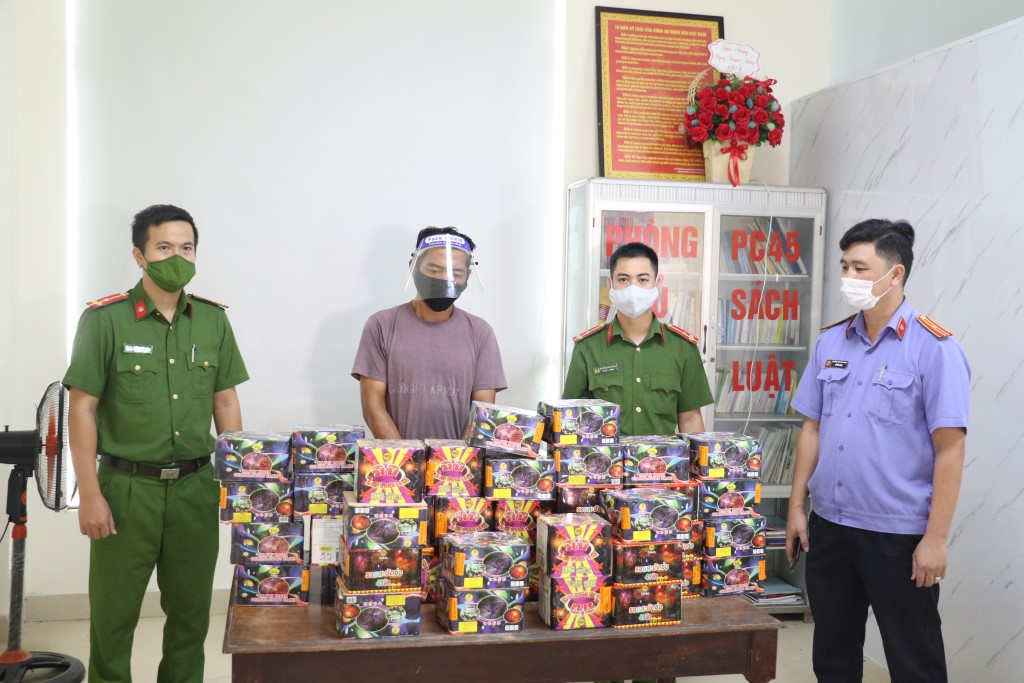 Đối tượng Trần Hoàng Quân lợi dụng xe ô tô luồng xanh để buôn bán pháo. Ảnh: Đức Vũ