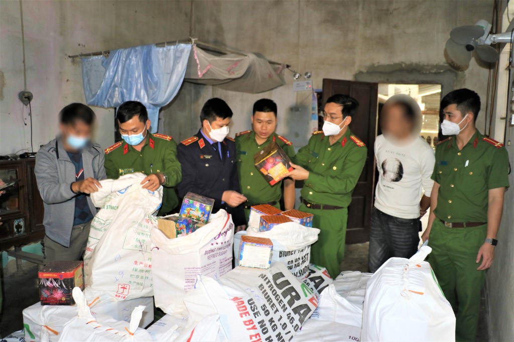 Gần 02 tấn pháo nổ được Công an Quỳnh Lưu thu giữ sau khi phá chuyên án, bắt giữ 04 đối tượng. Ảnh: Trọng Tuấn