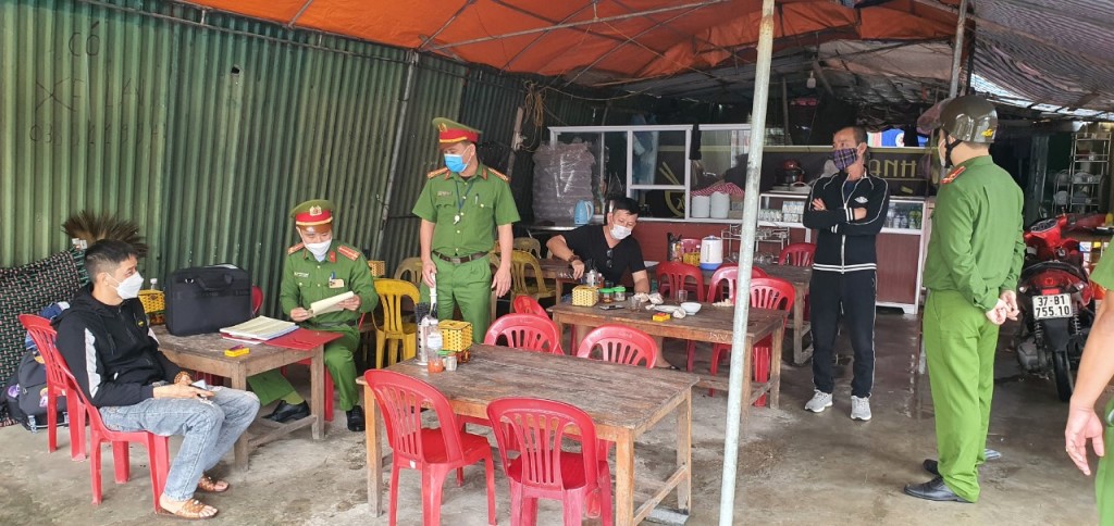 Một hàng quán vỉa hè kinh doanh trái phép được dựng khung bạt kiên cố tại khu vực Bệnh viện 115 Nghệ An