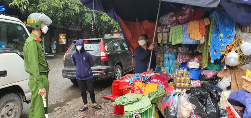Xử lý hàng quán vi phạm trước cổng Bệnh viện Sản nhi Nghệ An